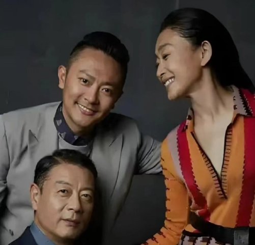 后面是演员印小天，另两位你认得吗？据说他俩是一对红颜知己，在一起相伴很多年了，感