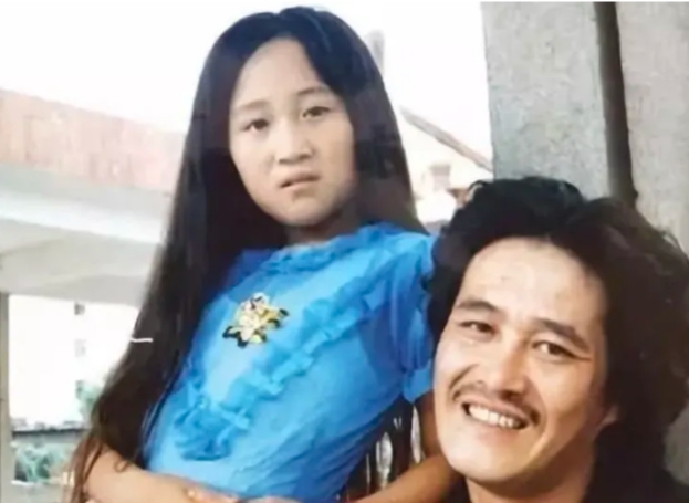 1991年，赵本山跟结婚21年的妻子葛淑珍离婚，妻子爽快答应了，但她说：“你总得