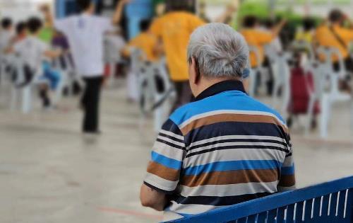 被控重罪
新加坡媒体称，由于保密令保护年轻男子的身份，老人的身份无法透露。当地法