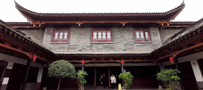 局长的父亲来找处长办点事儿，处长的妻子出面接待了他，表示这事有点难办。局长的父亲