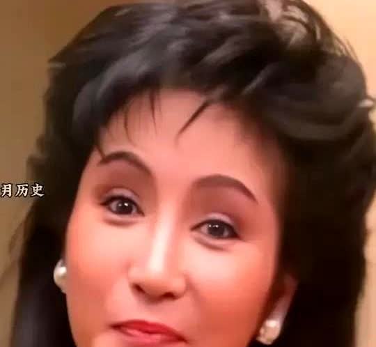 认得她是谁吗？

就是那个靠谢霆锋养着的女人。

谢霆锋这小子在娱乐圈混