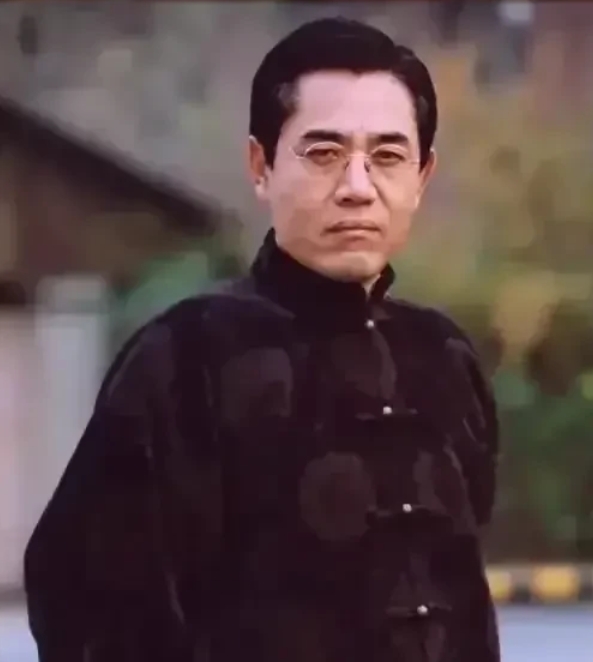 2000年，何赛飞演《大宅门》时，突然给了陈宝国一个大嘴巴子，事后陈宝国说，我又