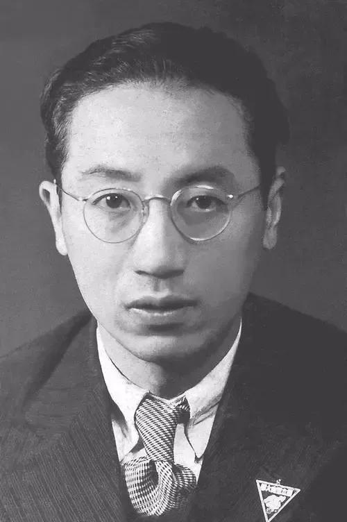 1935年，费孝通和妻子王同惠前往广西大瑶山做调研。费孝通误踩猎人陷阱受伤，王同