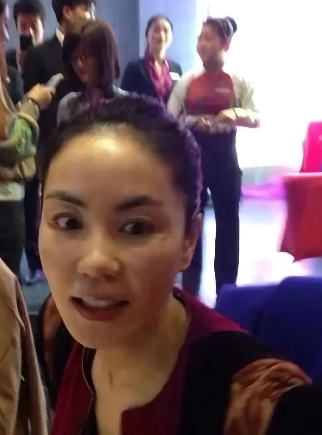 54岁的王菲近期露面时，面容可见自然岁月的痕迹。她气质依然独特，但皮肤状态与年轻