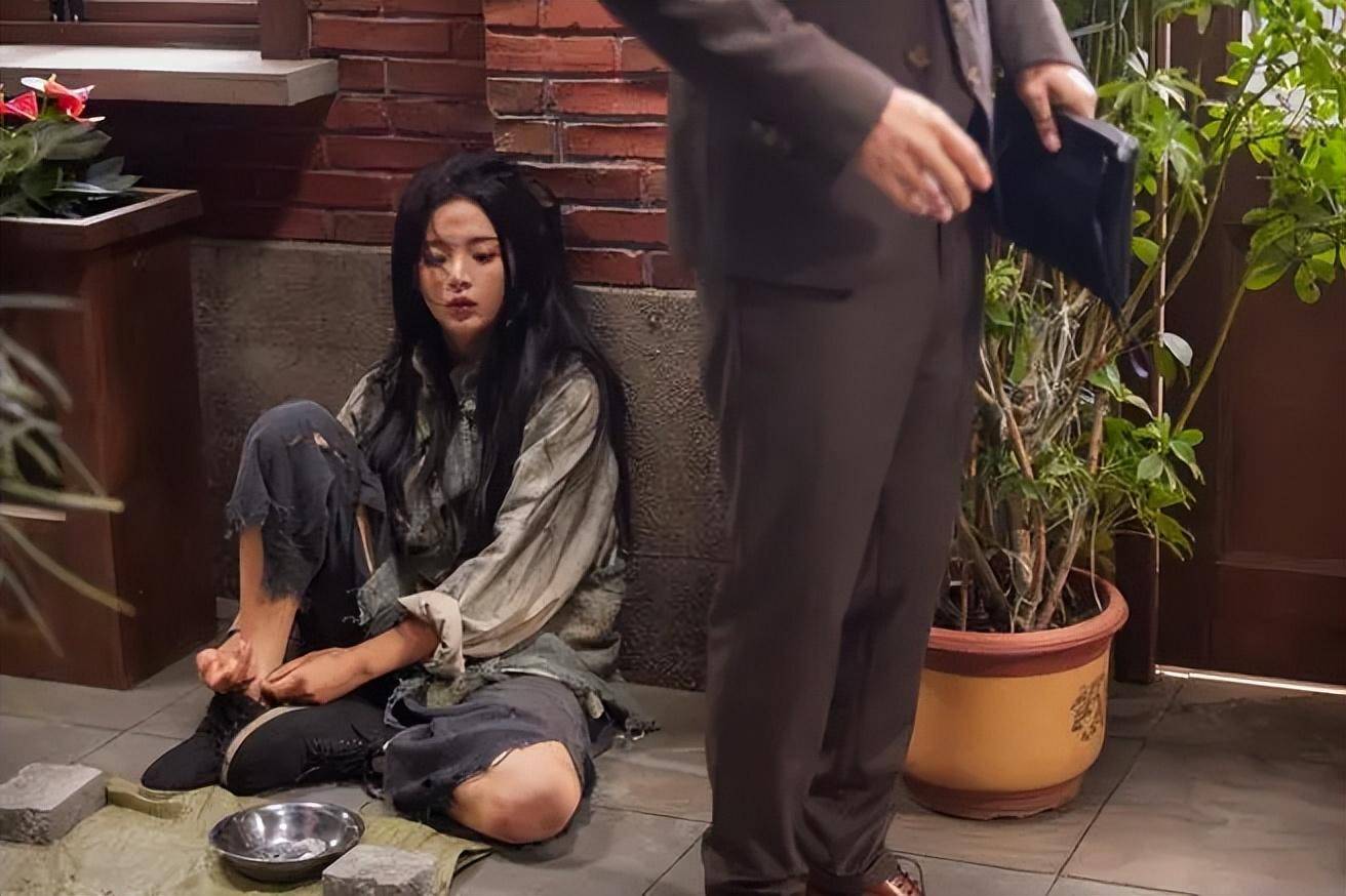 女明星在影视剧里脏兮兮的“乞丐”扮相，有的难掩绝色容颜，有的非常敬业。貌似只有杨