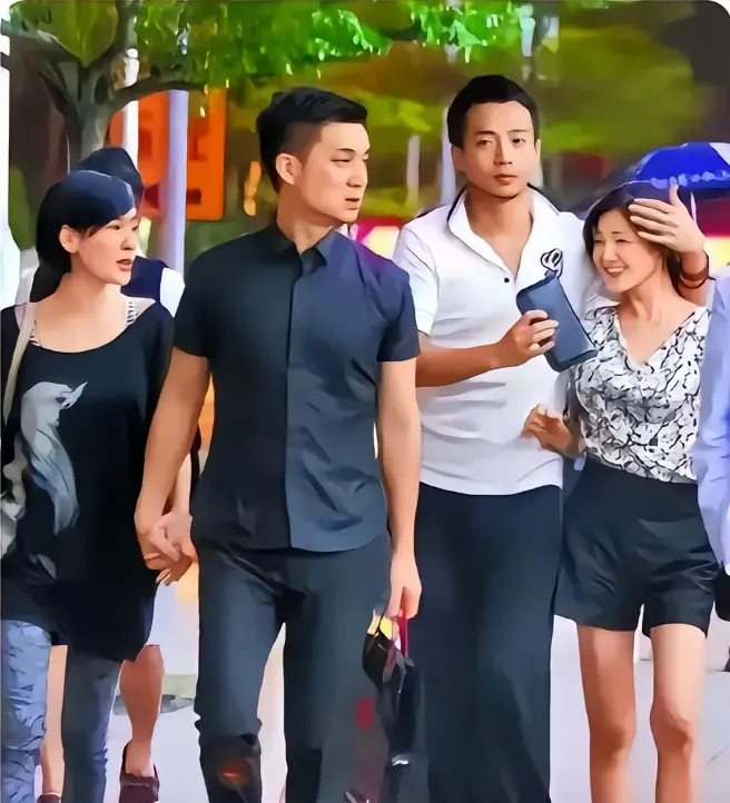 大S的幸福瞬间后来破灭了











你敢信？曾经甜蜜的合照，如今看来