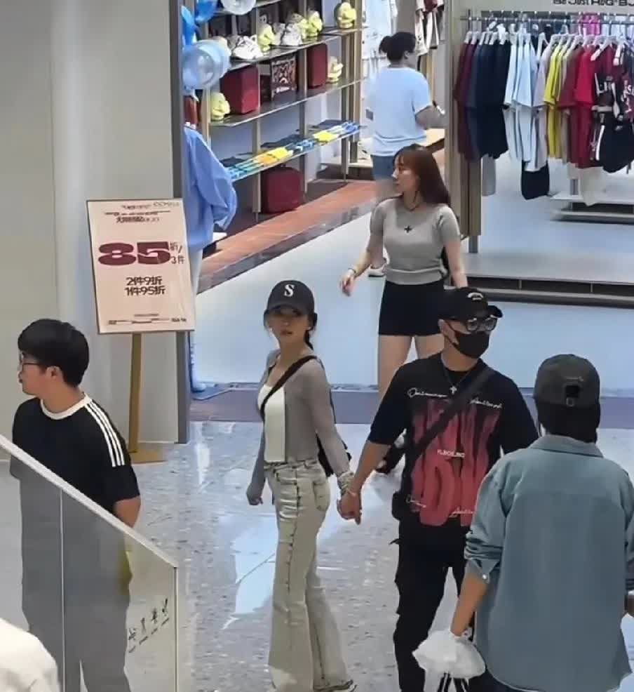 汪峰和女友森林北在商场逛街被偶遇了，不得不承认森林北现实的身材真的超好，凹凸有致