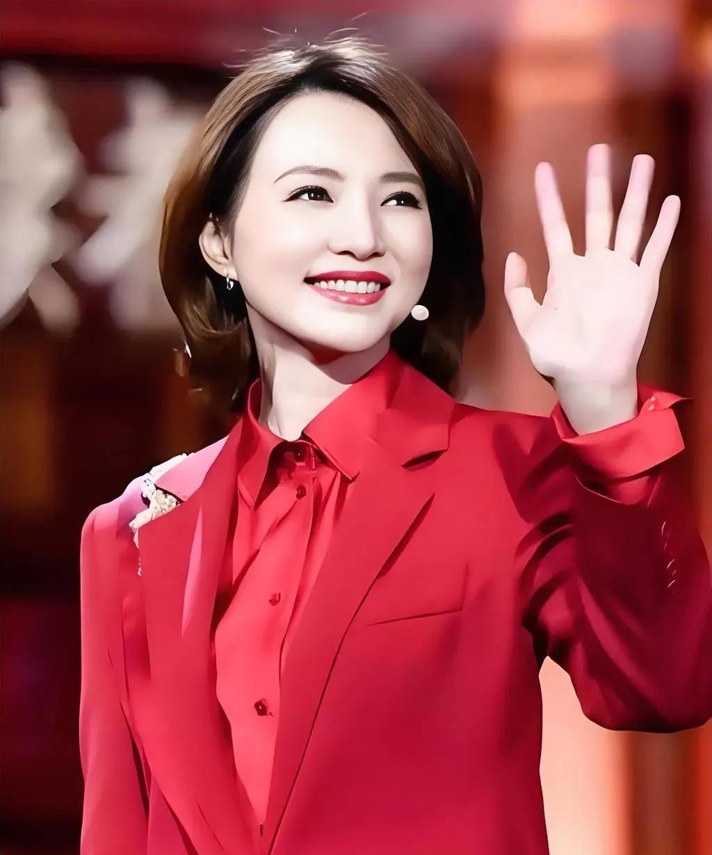 董卿说：“一个空瓶子，它就值一毛钱，装上矿泉水值两块钱，装上了牛奶可以值十块钱，