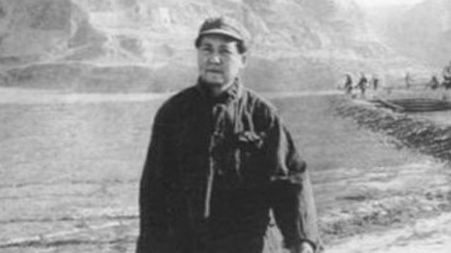 1941年，毛主席在食堂打饭，却不知一特务已拎着木棒走到了他身后