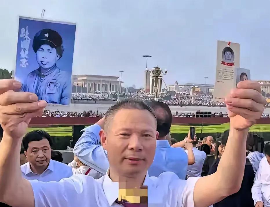 观礼台上的这一幕让多少人热泪盈眶。
图中的这位男人名叫何正全，他双手举着的分别是
