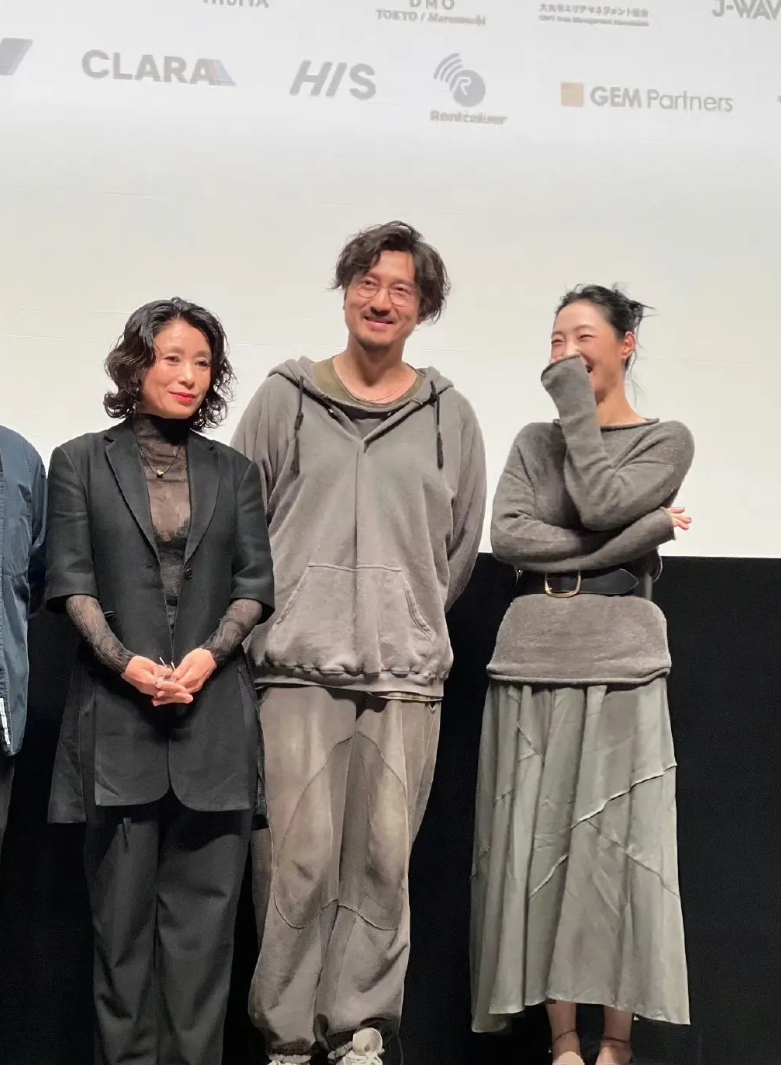 这下白百何尴尬了

大家都知道她有点输不起了！

之前发文，含沙射影指出王传君获