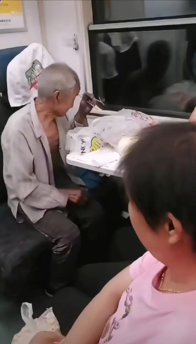 白发老人拿出两个冷馒头准备吃饭时，坐在旁边的几位东北大姐。做出的一个举动，让人感