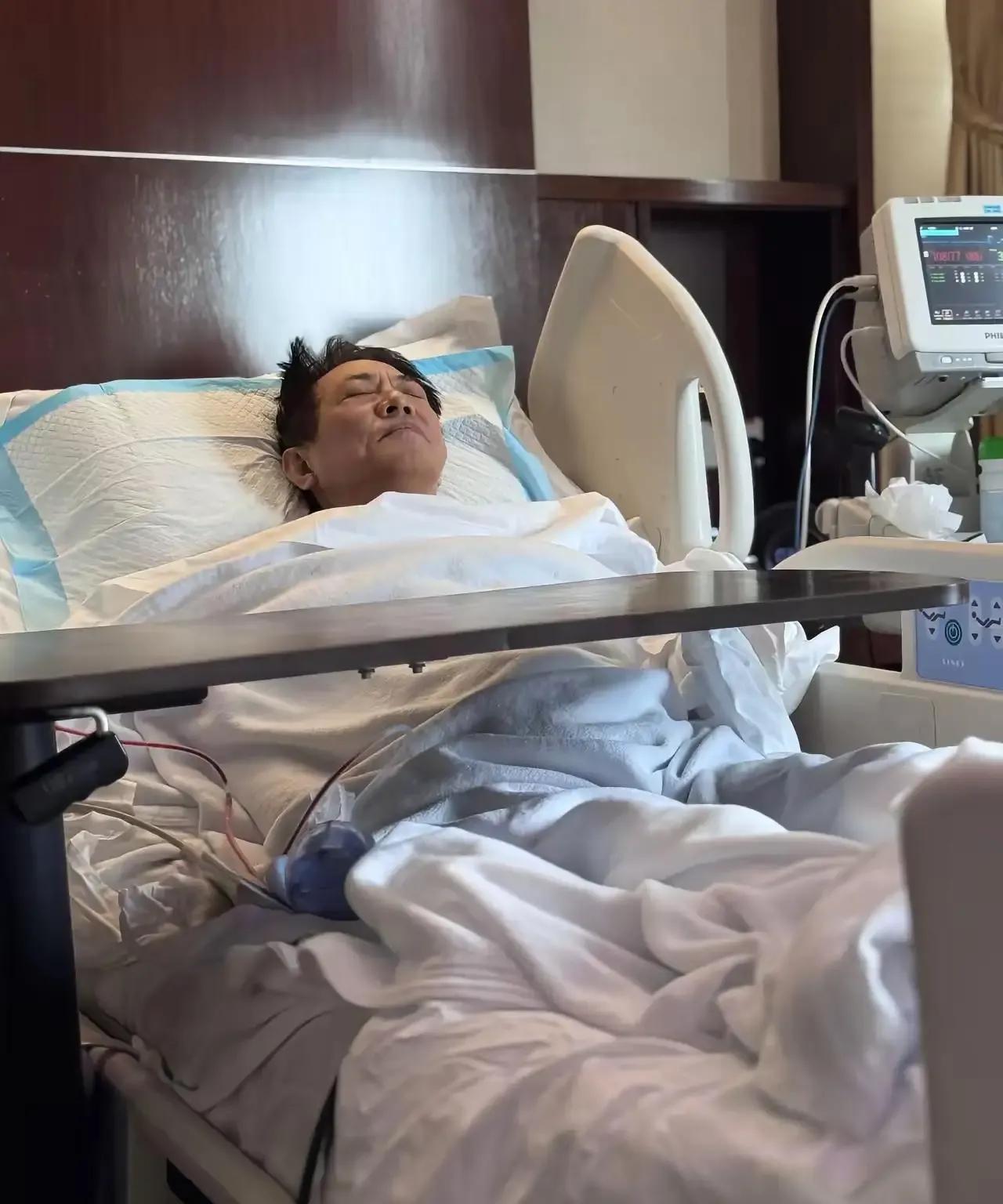 李连杰出院了，先犒劳自己一碗刀削面。
62岁的功夫巨星李连杰，最近因病在新加坡医