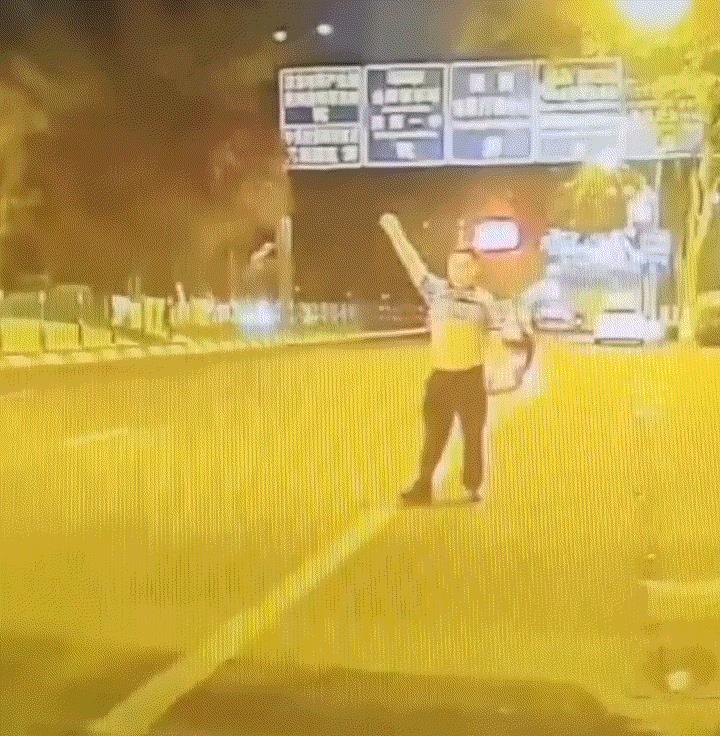 贵州贵阳，一男子深夜在路边招手打出租车，不料期间同时招来两辆出租车，二车为了“抢