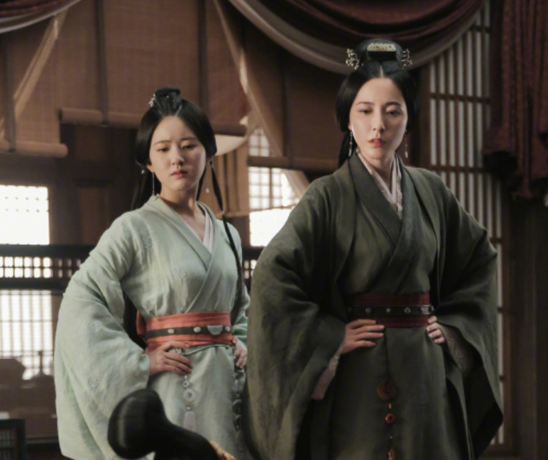 真正的姐系天花板！赵露思47岁闺蜜曾黎：三任影帝为她痴狂，如今活成爽文大女主！
