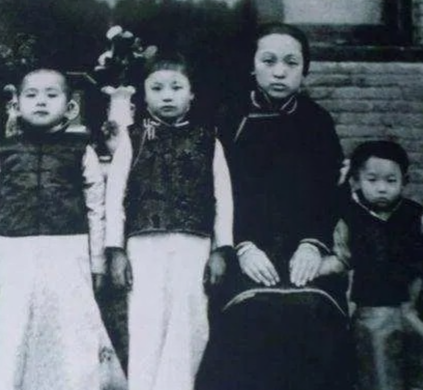 1912年，张学良从乡下赶到奉天,怯生生叫了声“爹”，张作霖猛地回头道：滚！都给