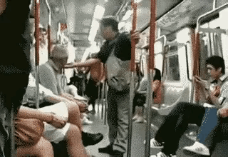黑衣男子自己找揍，活该！