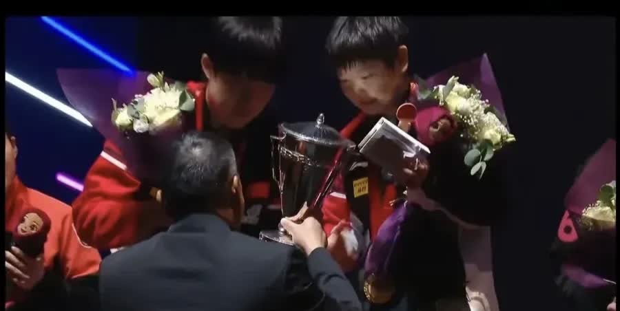 昨晚刘国梁又出来颁奖了。虽然刘国梁已离开中国乒协，但目前他仍然是国际乒联第一副主