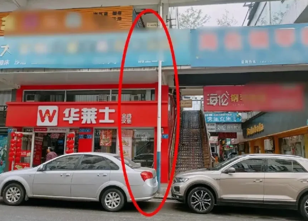 四川西充，20岁幼师深夜和朋友酒后在商业中心不慎坠楼身亡。因涉事的商业中心没有物