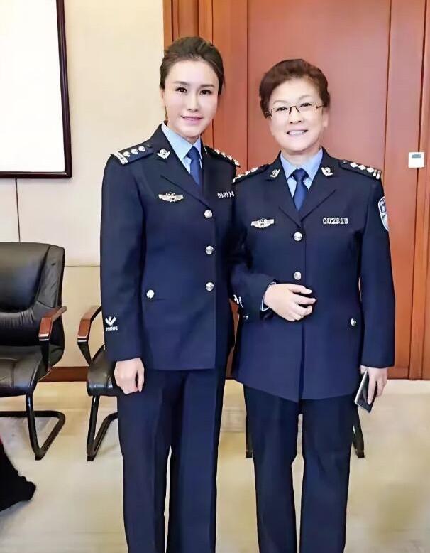 右边这位是名副其实的老戏骨，不仅戏演得好，人到老了，现在越来越耐看了，典型的老来
