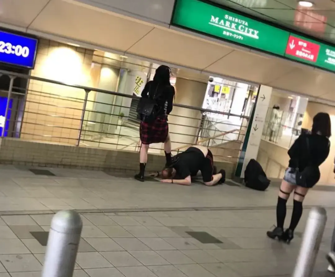 工资少了，家庭地位就和图中一样了！
