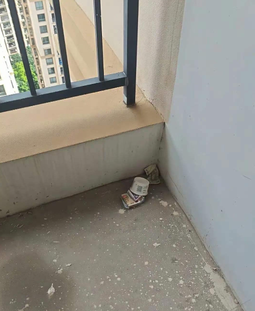 在医院楼梯间看到的，不敢捡

