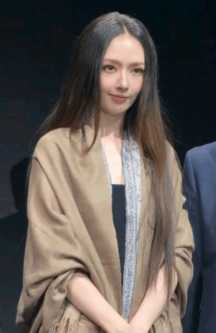 看样子郭碧婷的豪门生活也是紧巴巴过日子，第一次看到她发质是这样的

