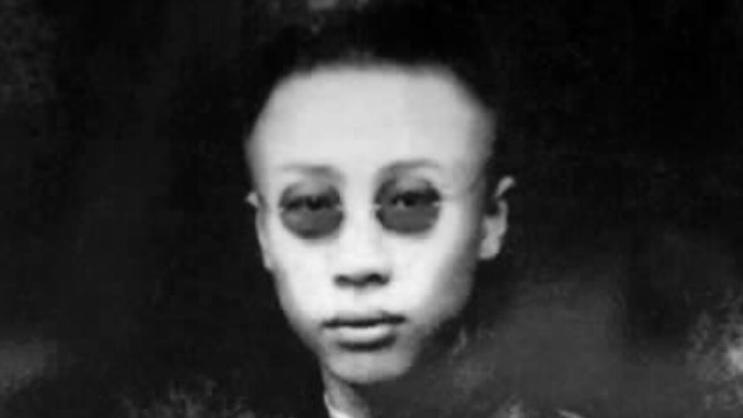 溥仪从小依赖乳母，九岁时还留有一特殊爱好，宫女听到后羞红了脸