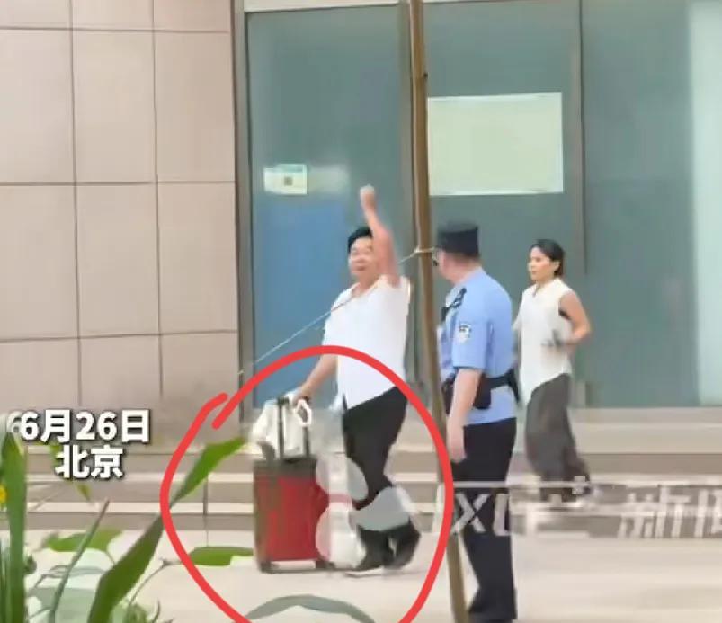庭审结束，郭希宽走出法庭，还帮儿媳妇熊磊，拉着红色的行李箱，太有心了！庭审前，熊