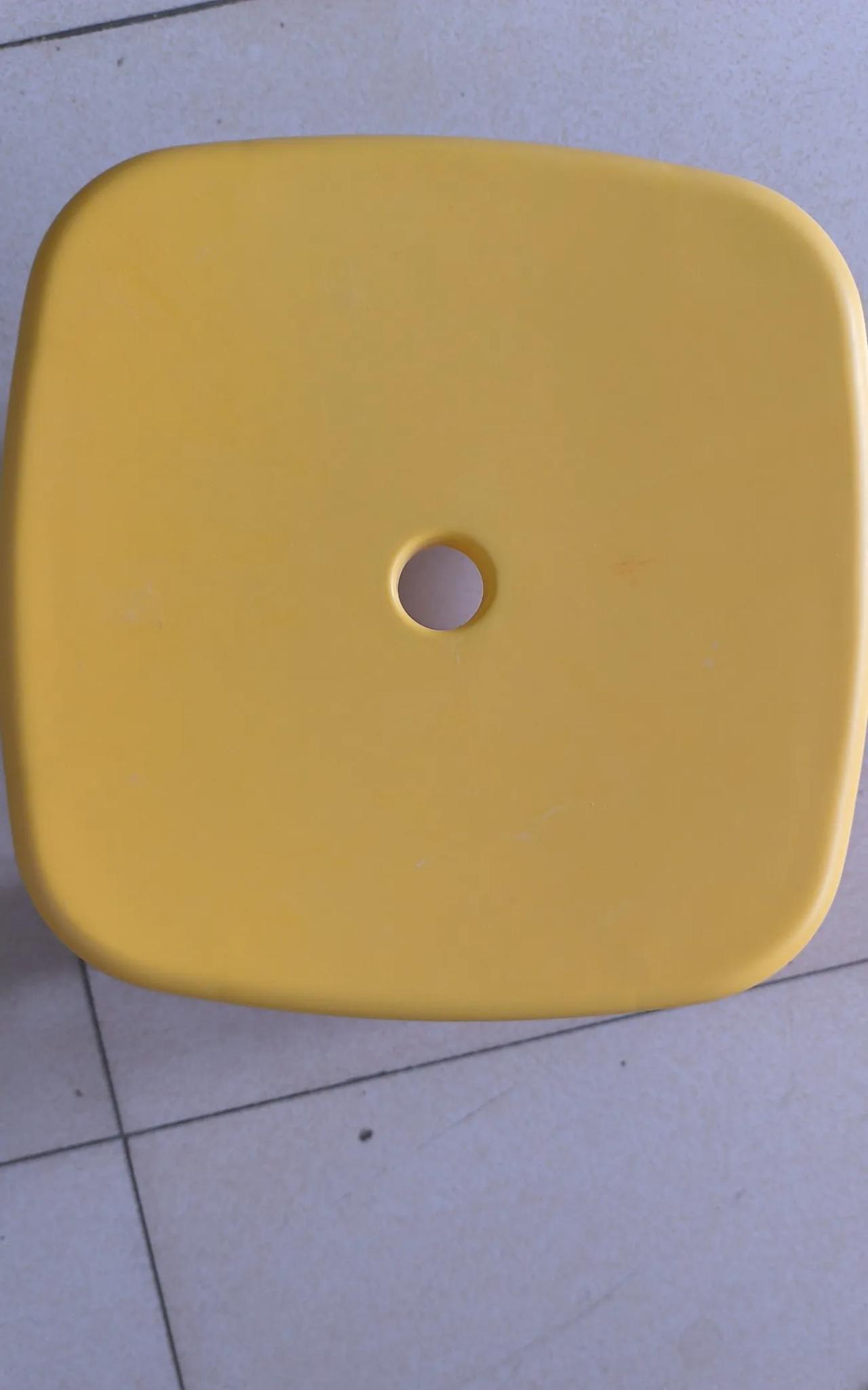 以前在超市看到好多板凳上有个洞，不明白为什么商家这么做，难道仅仅为了省点料？但工