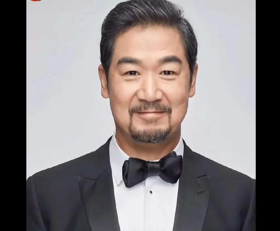 [微风]上世纪80年代，张国立演艺事业渐入佳境。1984年他与邓婕因戏结识，后来