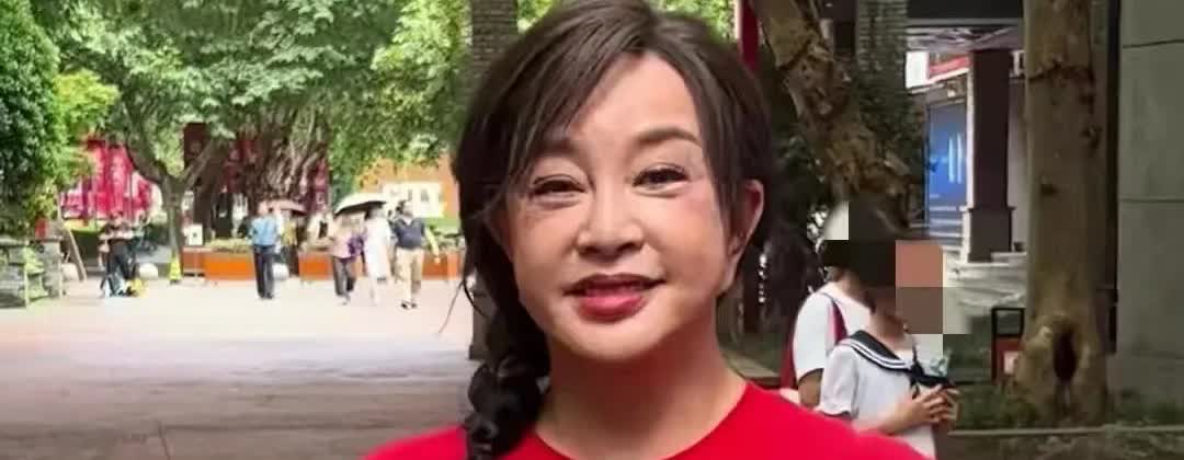 同样是感情经历丰富的优秀女演员，
刘晓庆真应该和倪萍学学，也不至于是这个结局！