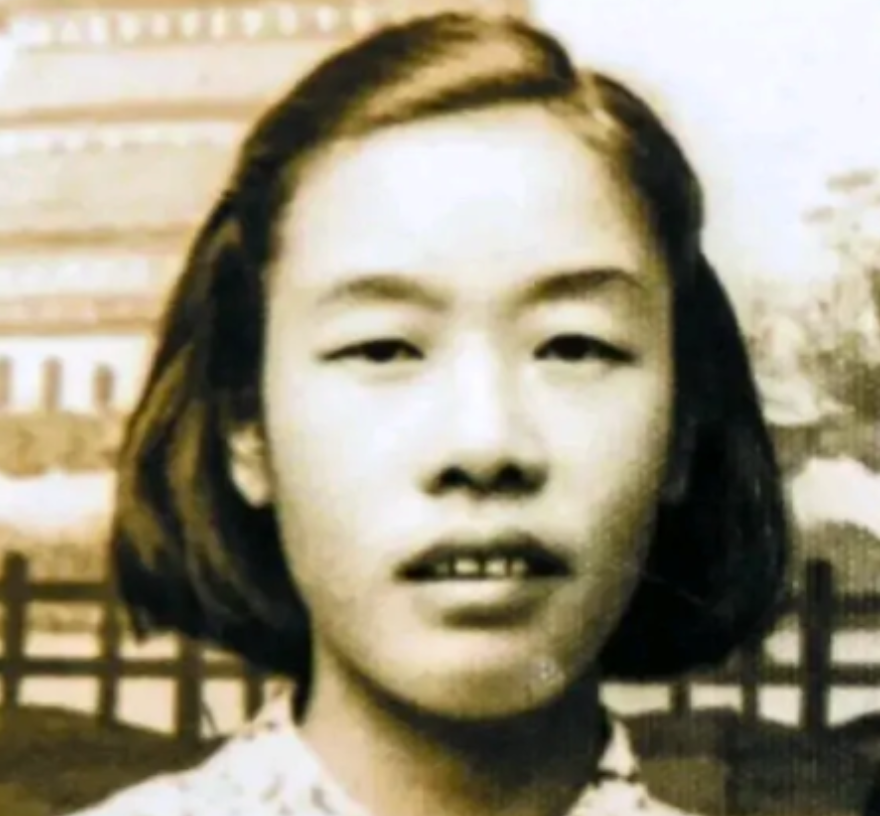 1949年，渣滓洞大屠杀中，盛国玉在枪响前倒地装死，不久，特务进来补枪，还用枪托