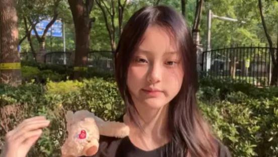 李小璐女儿甜馨近况引担忧！频繁晒童年片段，父母离婚阴影难消散
