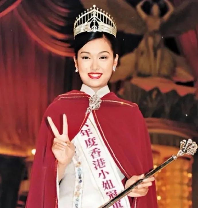 #前港姐曾被富商送房送车示爱# 李珊珊当年的美，是港片黄金时代里独一份的鲜活与明