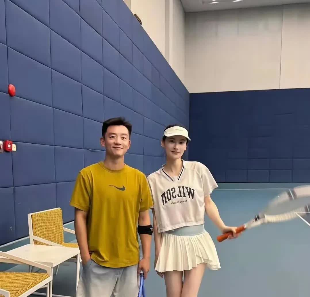 郑恺原来这么矮啊！

这五五分的身材，目测也就170cm左右。

这个女