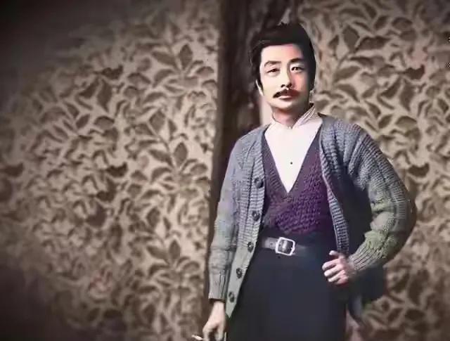 让鲁迅夹烟，天塌不下来？为什么不多问几个为什么？为什么？
女子不关心鲁迅精神，而