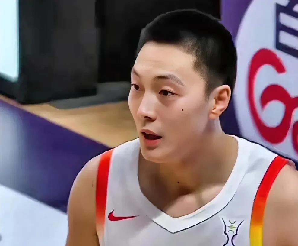 证明自己，胡明轩目前是男篮阵中半场打得最好的。
打印度，目前半场结束了，53-3