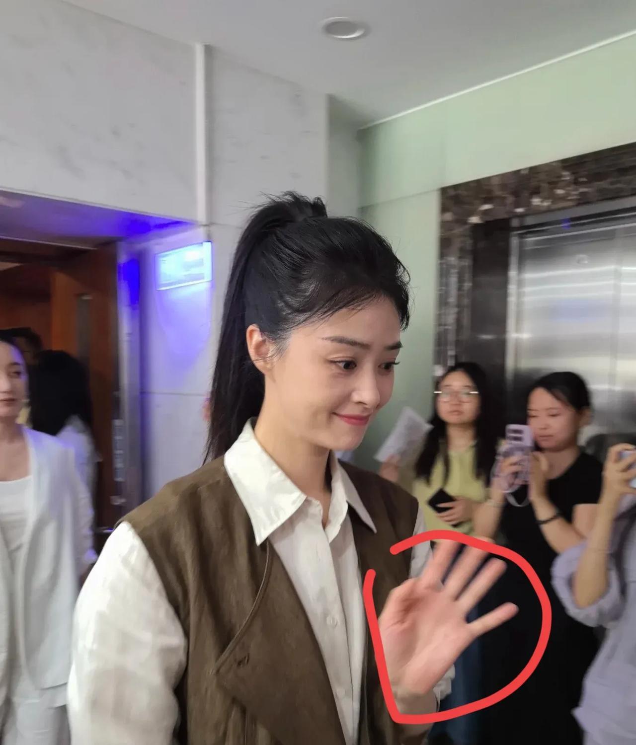 我闺蜜昨天亲眼见到了蒋欣，
她对蒋欣的评价让我太意外了，
说她根本不是电视里见到