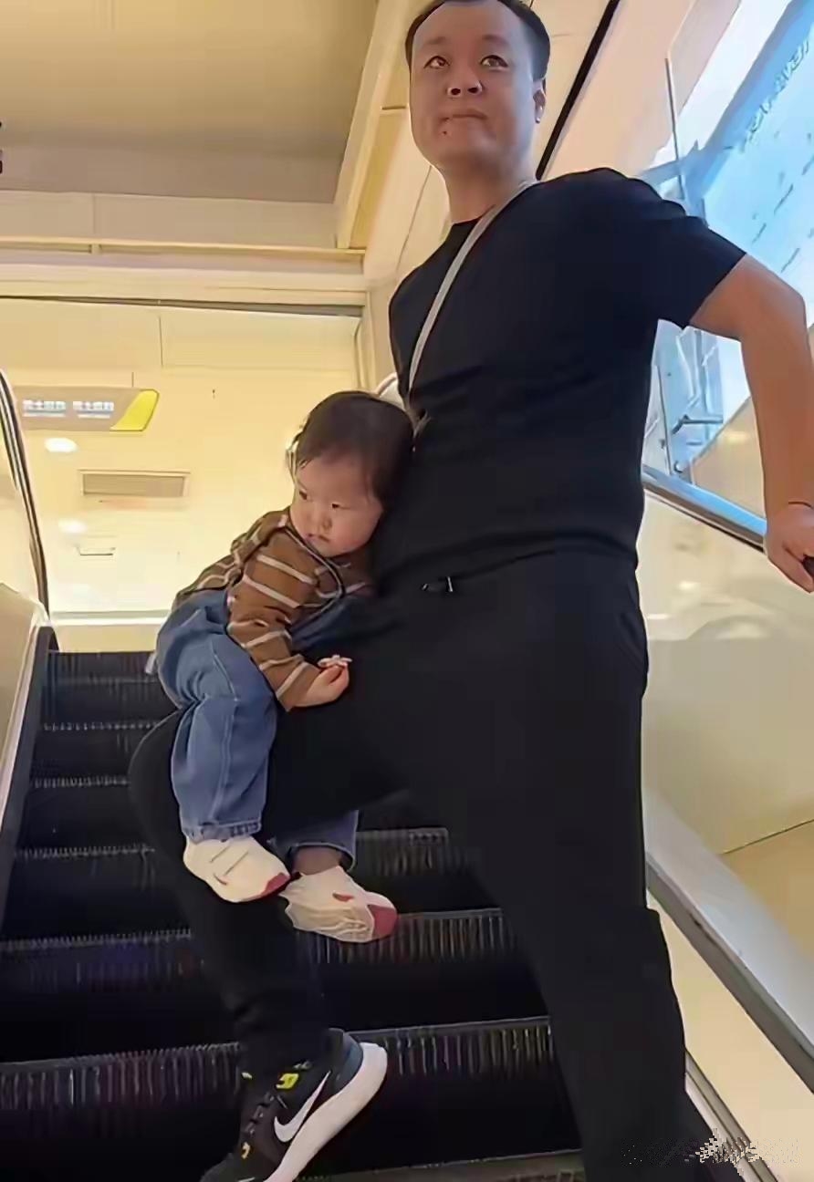 这个爸爸是超人吗，一位宝爸领宝宝逛超市，宝宝胆小，不敢坐电梯，这个爸爸都没考虑，
