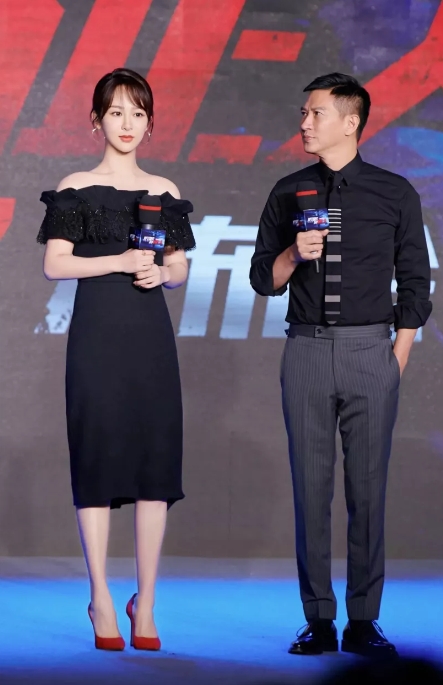 杨紫第一次和张家辉见面时就对他说，“你不认识我吗，我是杨紫，是中国最红的女演员！