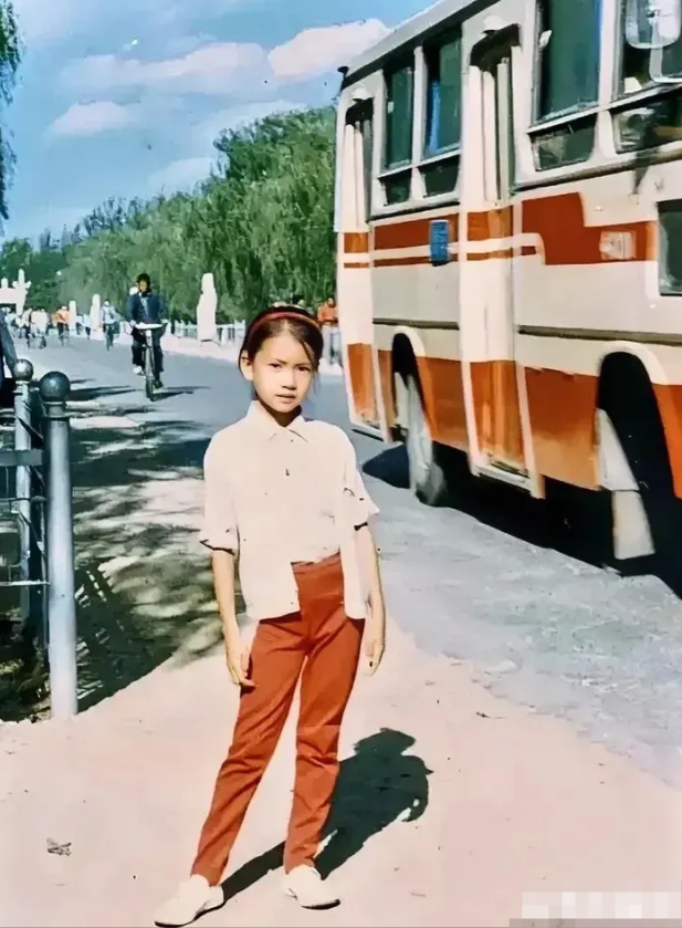 1988年，公路边一个9岁小女孩的留影，青涩懵懂。15年后，她竟华丽转身，成为红
