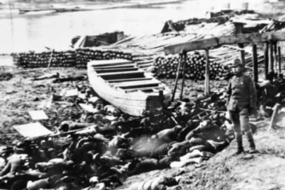1942年，5名鬼子喝得酩酊大醉，正在给鬼子跳舞助兴的战俘，抓住这千载难逢的机会