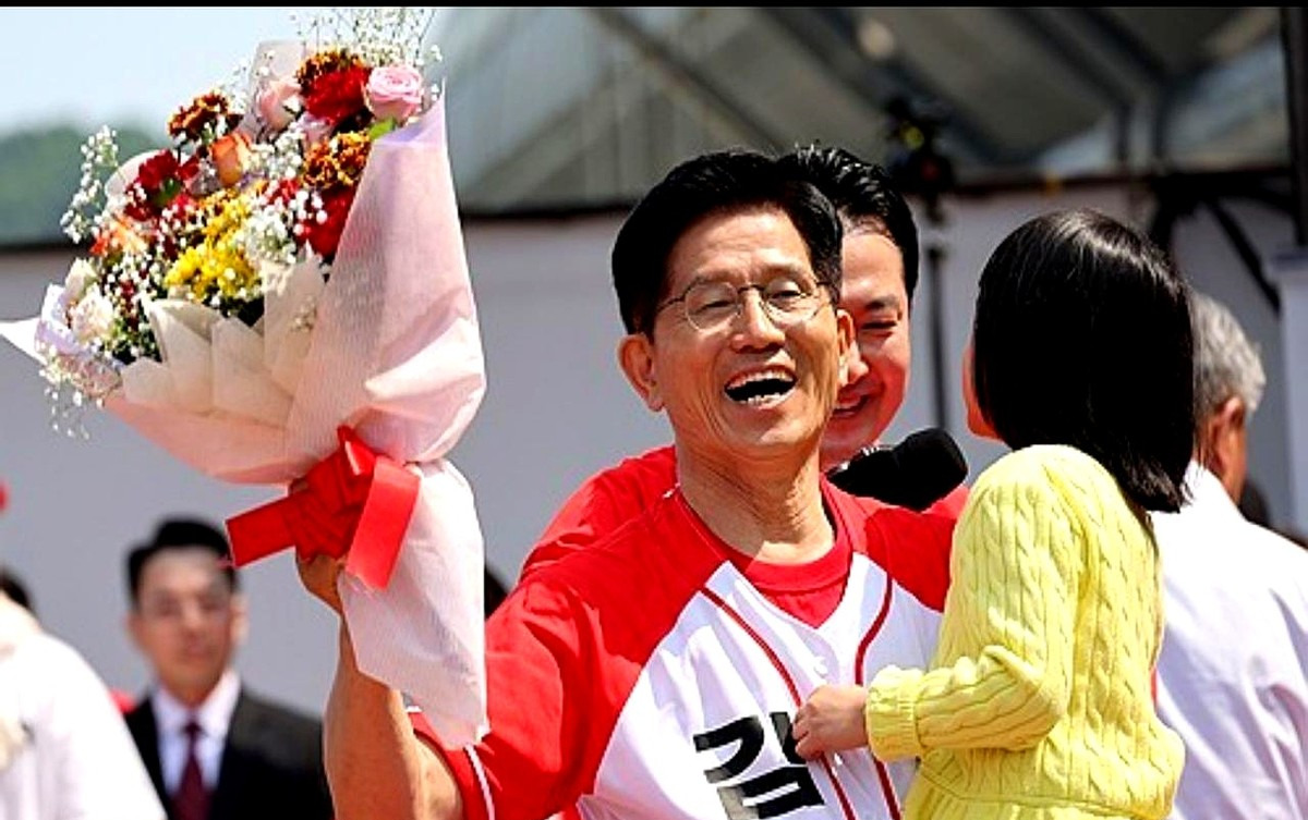 韩国政坛内斗激烈，党内党外都难缠











韩国政坛现在乱成一锅粥，