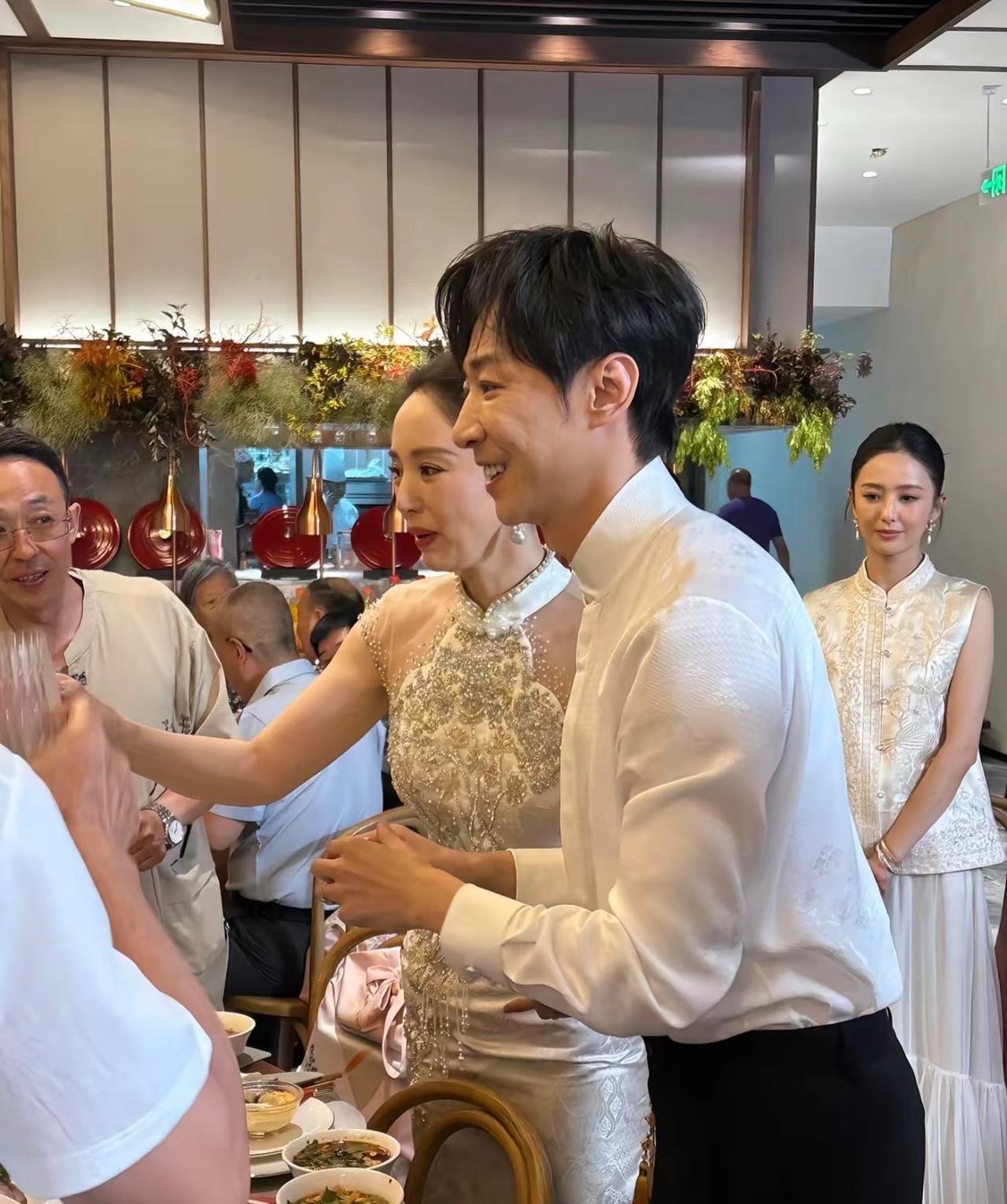 说实话，
董璇二婚婚礼搞的有点太张扬了，
既然是奔着过日子去的，就不必在乎这些形
