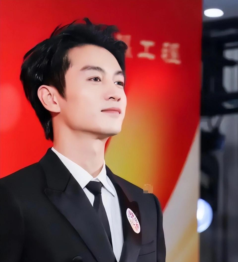 陈晓与陈妍希离婚后首次亮相，各自展现不同生活状态
随着陈妍希和陈晓离婚消息的尘埃