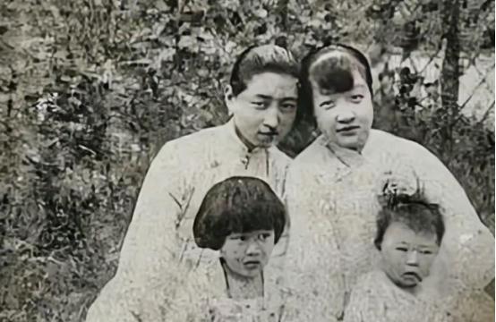 1949年冬天，上海亭子间，一位曾被78个仆人伺候的千金小姐，蜷缩在破棉絮里，咬