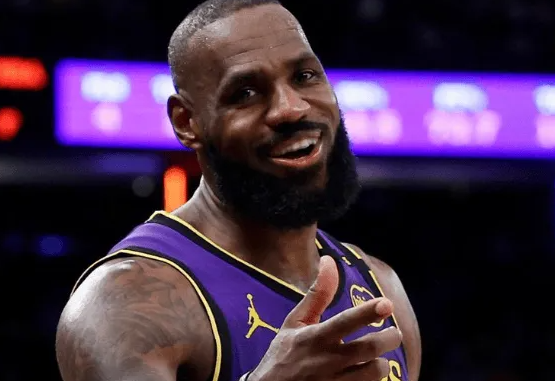 湖人主教练雷迪克谈及詹姆斯时说道：“感觉每当我们需要得分时，他总能凭一己之力强行