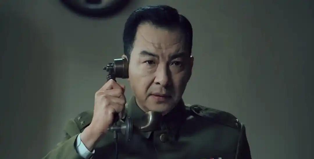 继续追剧《沉默的荣耀》。
朱枫根据报纸上刊登的联系方式，与聂曦相见。
然后聂曦带