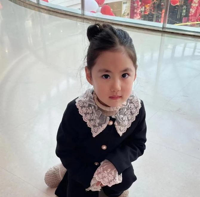 广州猎德村一对夫妻领养了一个 5 岁的聋哑女孩，花费 158 多万把她聋哑治好。